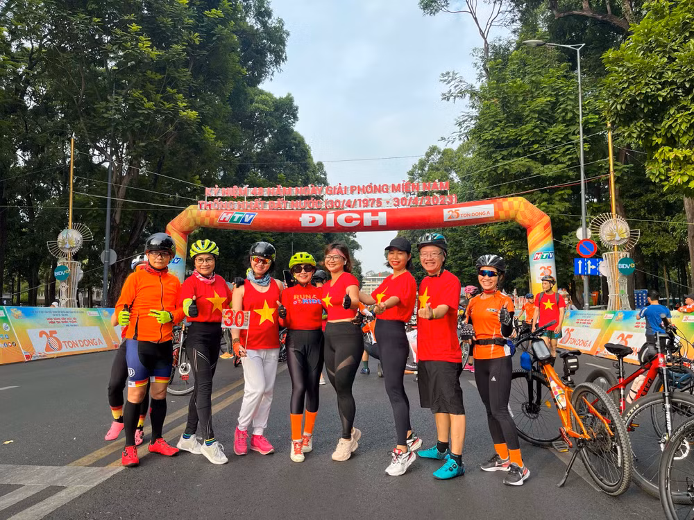 Người dân vui mừng khi tham gia diễu hành bằng xe đạp trong ngày 30/4.