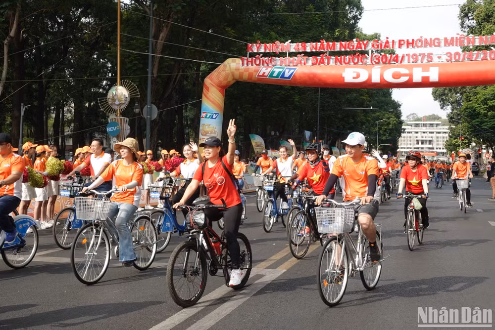 Sự kiện tạo nên một không khí sôi nổi trong ngày đặc biệt 30/4. (Ảnh: MẠNH HẢO)