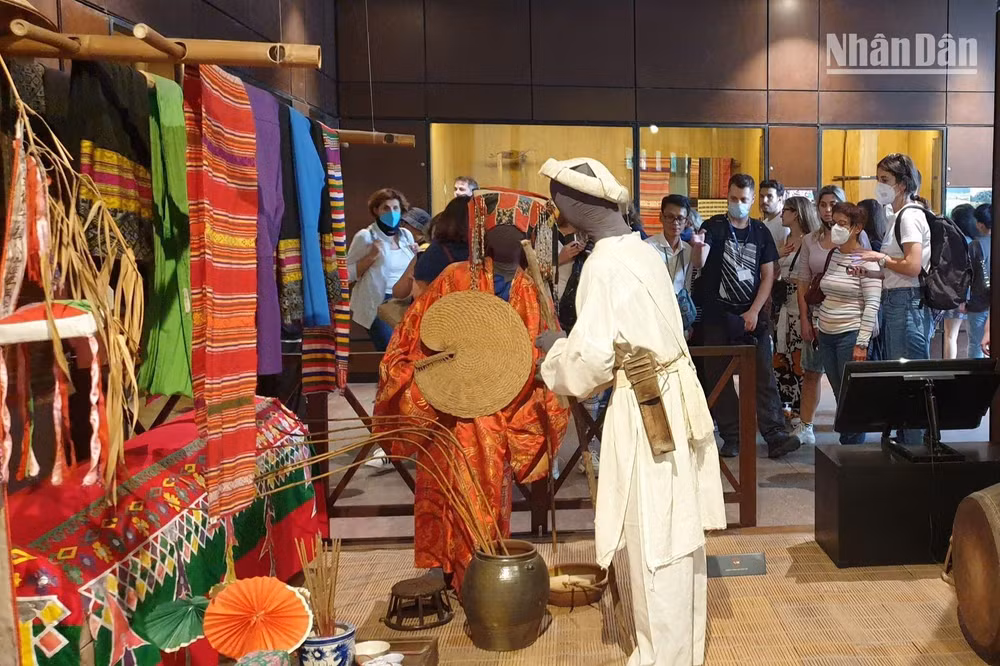 Đoàn khách quốc tế tham quan Bảo tàng Dân tộc học (Ảnh: T.LINH)