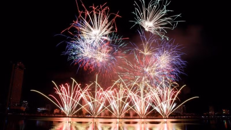 Hè này, sông Hàn một lần nữa lại được thắp sáng bởi pháo hoa.