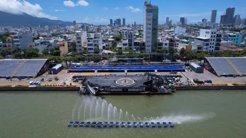 Sân khấu DIFF năm nay sẽ có khung giàn đèn nâng, hiệu ứng led laser hiện đại và tích hợp nhạc nước. Sân khấu DIFF năm nay sẽ có khung giàn đèn nâng, hiệu ứng led laser hiện đại và tích hợp nhạc nước.