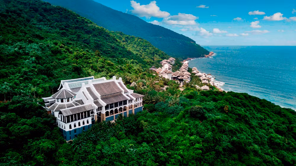 Intercontinental Danang Sun Peninsula Resort - khu nghỉ dưỡng nhận hàng loạt giải thưởng quốc tế danh giá.
