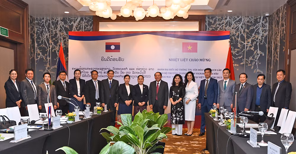 Lãnh đạo hai Bộ và các đại biểu chụp ảnh lưu niệm (Ảnh: Cục Du lich quốc gia)