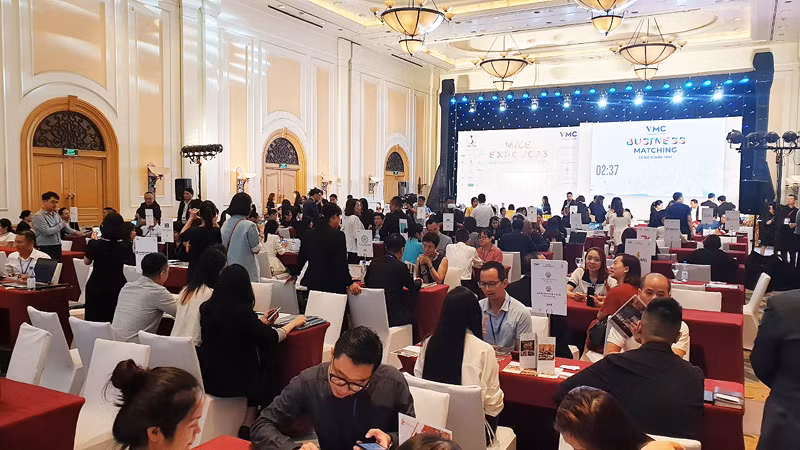 Các doanh nghiệp du lịch MICE gặp gỡ và kết nối kinh doanh tại Hội chợ Vietnam MICE Expo. (Ảnh: T.LINH)