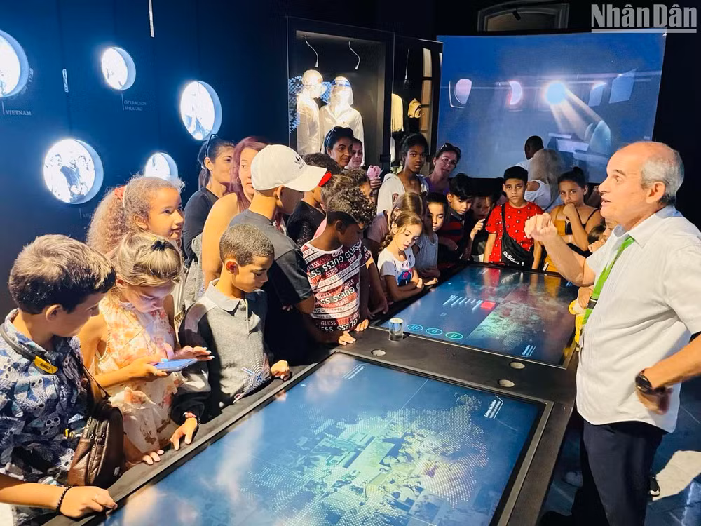 Đông đảo thể hệ trẻ các học sinh và thầy cô giáo Cuba đến nghiên cứu, tìm hiểu lịch sử đất nước và sự nghiệp vĩ đại của Lãnh tụ Fidel Castro.