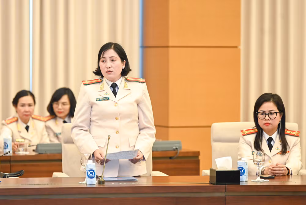 Trung tá Nguyễn Ngọc Thúy, Chủ tịch Hội phụ nữ Công an thành phố Cần Thơ báo cáo tại buổi gặp mặt.