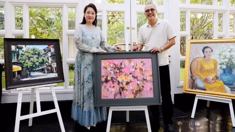 Nhà sưu tập Thúy Anh bên họa sĩ Phạm An Hải và tác phẩm.