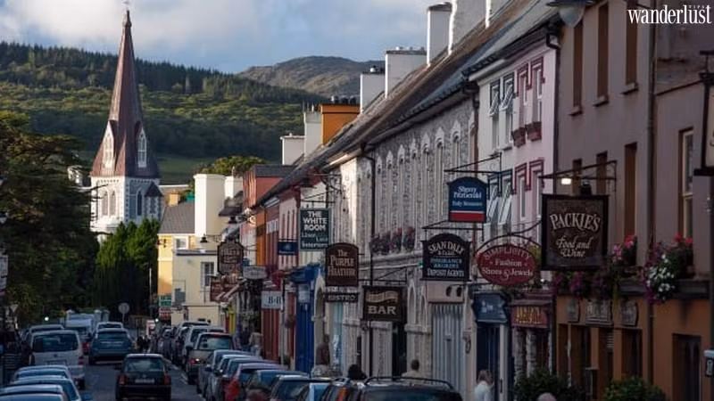 Kenmare nằm ở vịnh cùng tên, nơi sông Roughty đổ ra biển. 