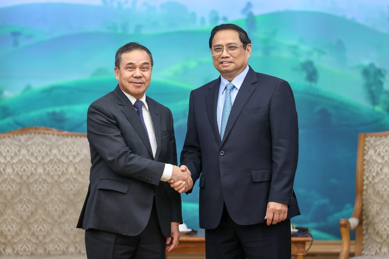 Thủ tướng Phạm Minh Chính và Đại sứ CHDCND Lào tại Việt Nam Sengphet Houngboungnuang. (Ảnh: TRẦN HẢI)