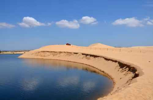 Vị trí Đồi cát Trinh Nữ bị sạt lở đã được cơ quan chức năng cắm cọc, giăng dây cảnh báo du khách và các xe hoạt động du lịch không được đến gần. 