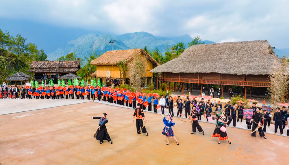 Màn đồng diễn khánh thành không gian văn hóa Tây Bắc.