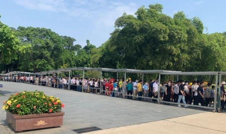 Dòng người xếp hàng vào viếng Bác ngày 2/9. (Ảnh: Đại Đoàn Kết)
