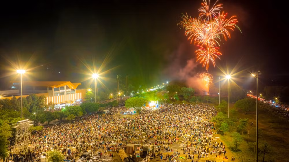 Màn bắn pháo hoa tại Tây Ninh thu hút hàng ngàn du khách và nhân dân. (Ảnh: Sun World Ba Den Mountain)