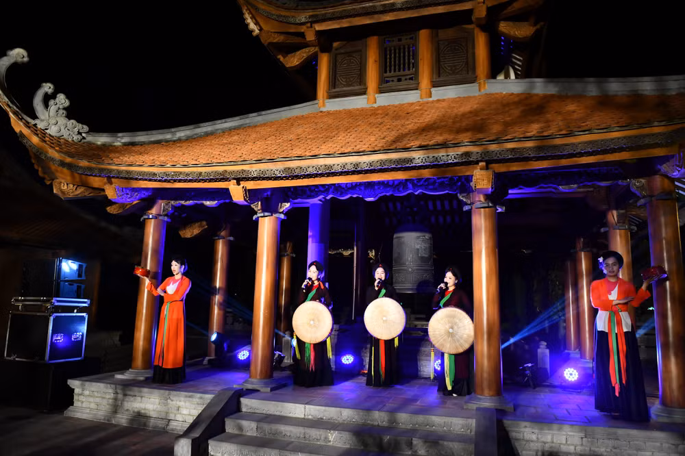 Các liền chị biểu diễn tiết mục quan họ tại Khu di tích lịch sử chiến thắng Xương Giang (thành phố Bắc Giang) (Ảnh: ĐĂNG KHOA)