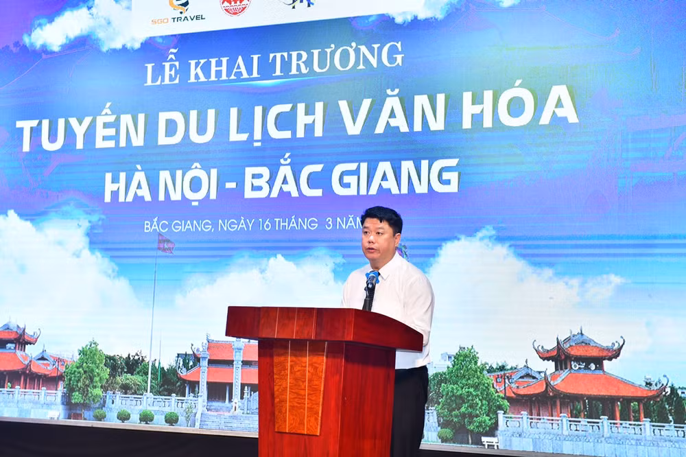 Ông Đỗ Tuấn Khoa, Phó Giám đốc Sở Văn hóa, Thể thao và Du lịch tỉnh Bắc Giang phát biểu tại lễ khai trương tuyến du lịch văn hóa Hà Nội - Bắc Giang. (Ảnh: ĐĂNG KHOA)