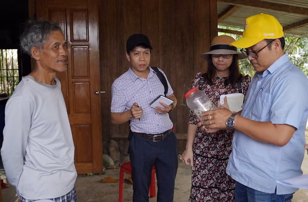 Đoàn công tác tiến hành truy vết, lẫy mẫu cá muối ủ chua tại huyện Phước Sơn.