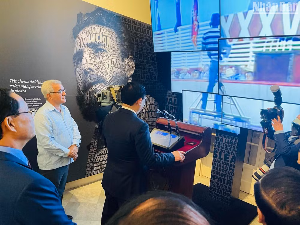 Chủ tịch Quốc hội lắng nghe giới thiệu tư liệu về các bài phát biểu quan trọng của Nhà lãnh đạo vĩ đại của Cuba Fidel Castro tại nhiều sự kiện quan trọng.