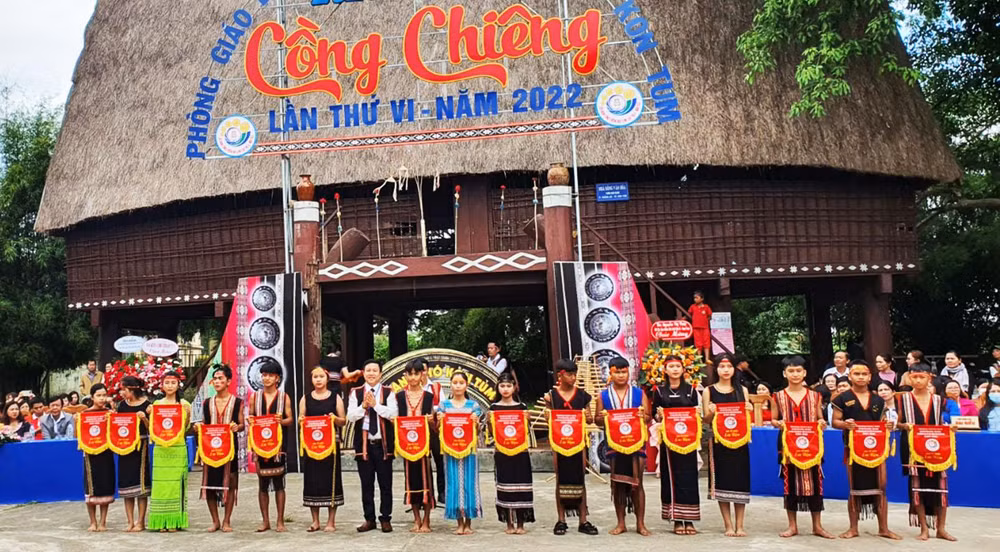 Trao cờ lưu niệm cho các đoàn tham gia