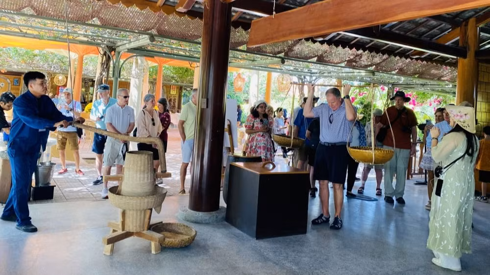 Du khách tàu biển quốc tế Seven Seas Explorer (quốc tịch đảo Mashall) tham quan Làng nghề Trường Sơn ngày 16/2 (Ảnh: Báo Khánh Hòa).