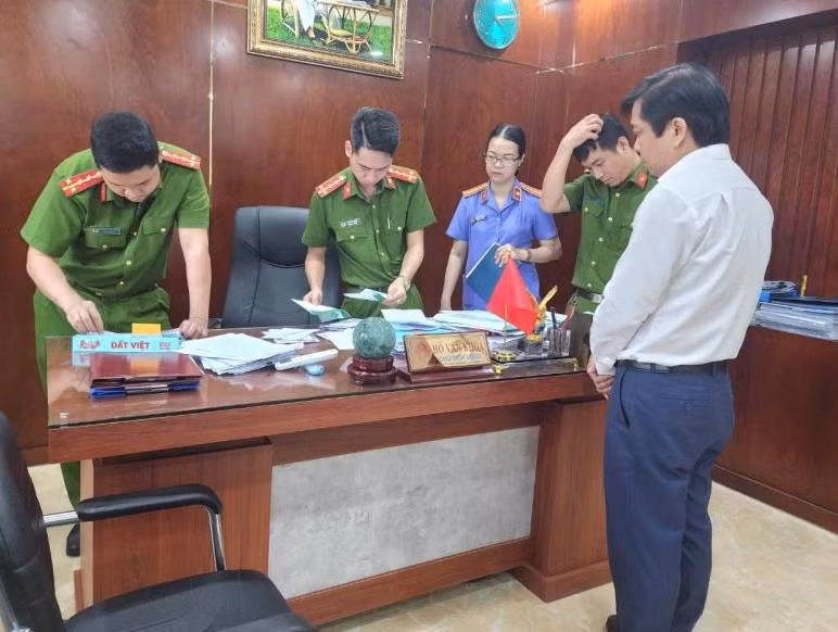 Lực lượng chức năng khám xét nhà riêng ông Hồ Văn Khoa chiều 6/4.