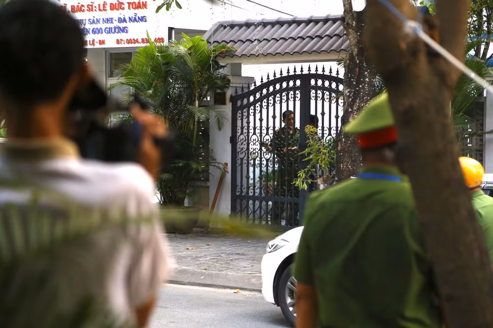 Lực lượng chức năng khám xét nơi làm việc của ông Hồ Văn Khoa. (Ảnh: Công an cung cấp)