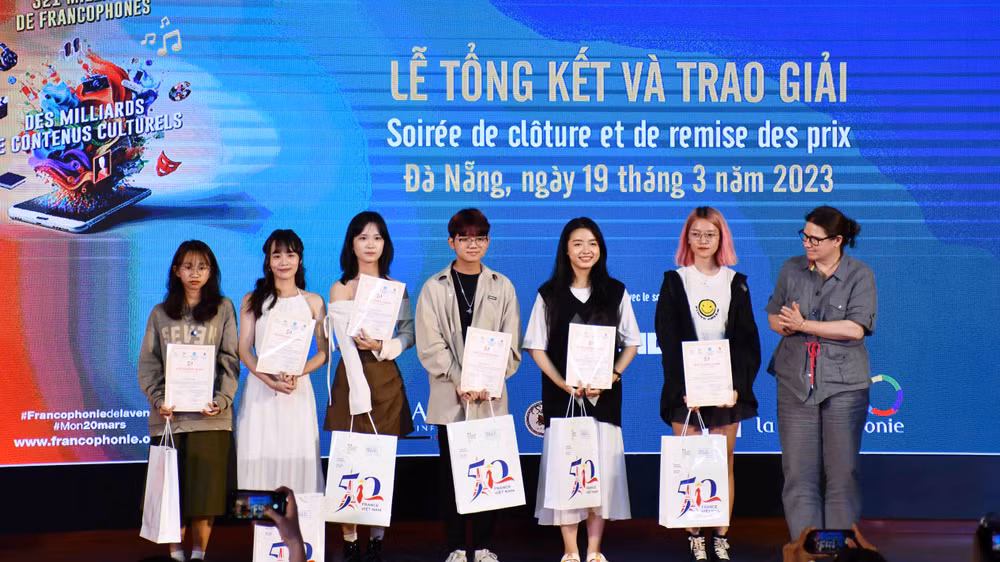 Trao giải cho các em đoạt giải tại Cuộc thi Tìm hiểu về quan hệ ngoại giao và hợp tác giữa Việt Nam-Pháp.