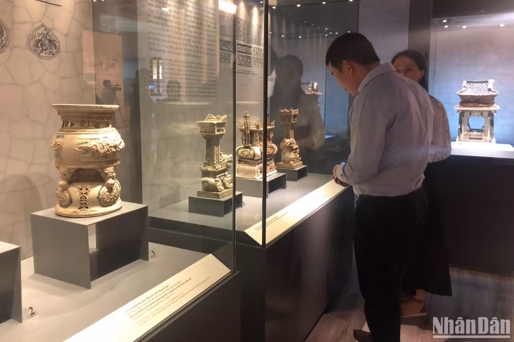 Các hiện vật đang được trưng bày tại Bảo tàng Lịch sử Quốc gia Việt Nam gây ấn tượng với khách tham quan.