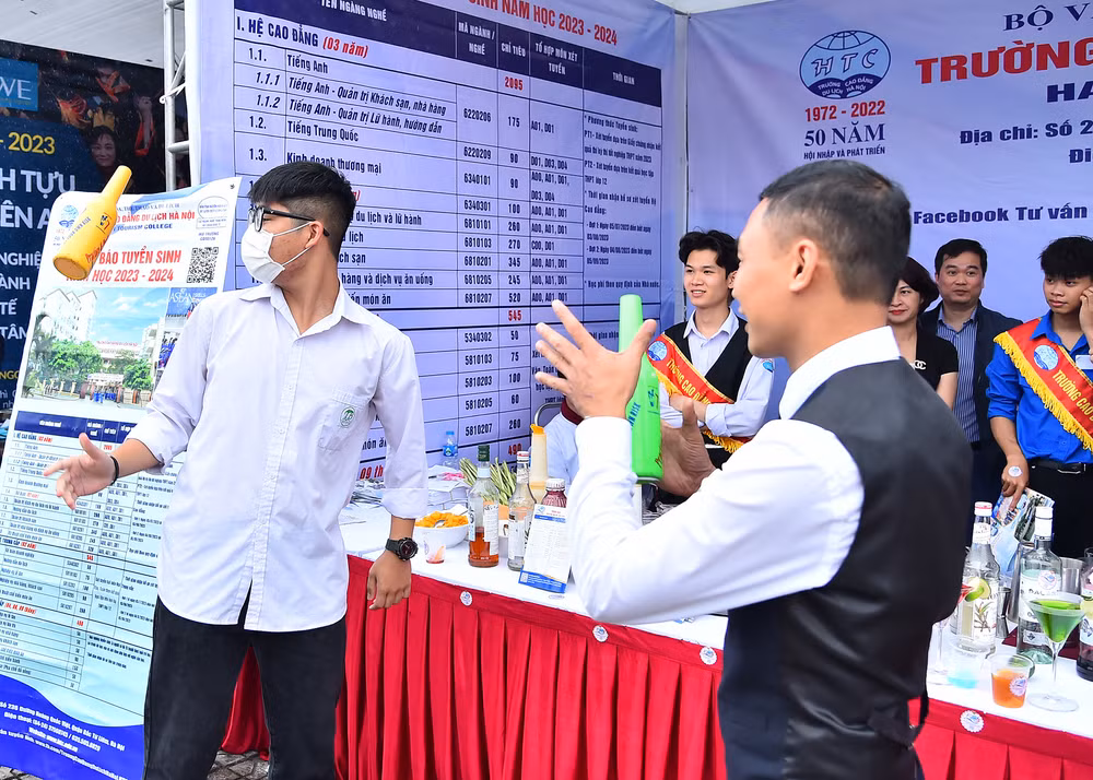 Các bạn học sinh trải nghiệm kỹ năng một người pha chế tại gian trưng bày của Trường Cao đẳng Du lịch Hà Nội