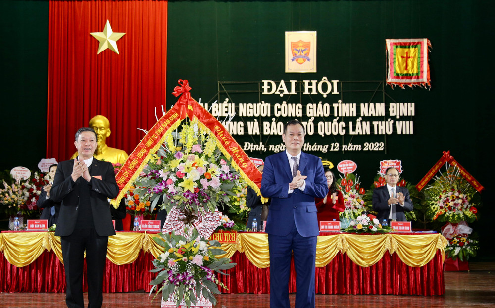 Đồng chí Lê Quốc Chỉnh, Phó Bí thư Thường trực Tỉnh ủy Nam Định tặng lẵng hoa tươi thắm chúc mừng Đại hội.
