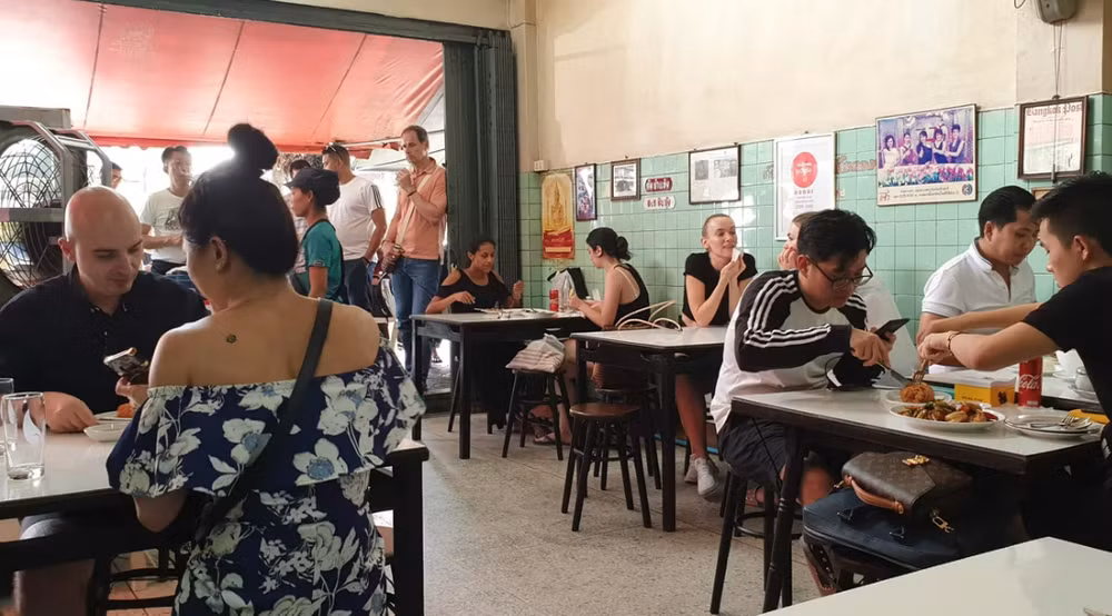 Bất cứ du khách mê ẩm thực nào khi tới Bangkok cũng phải cố gắng được thưởng thức món trứng tráng cua gắn sao Michelin của Jay Fai. (Ảnh: NPR)