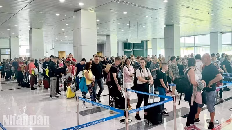 Du khách Cộng hòa Séc hạ cánh tại Sân bay quốc tế Phú Quốc hồi tháng 10/2023. 