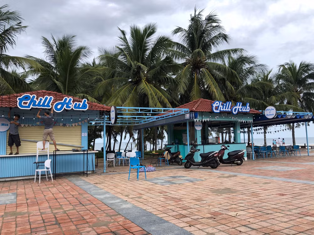 Hộ kinh doanh cà phê ở công viên Biển Đông chủ động gia cố nhà cửa để bảo đảm an toàn trước khi bão đến.