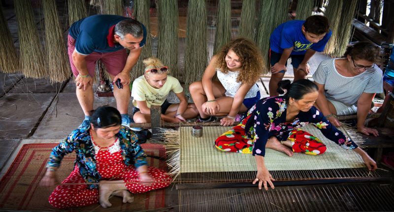 Du khách quốc tế trải nghiệm nghề làm chiếu thủ công. (Ảnh: Vietnamtravel)