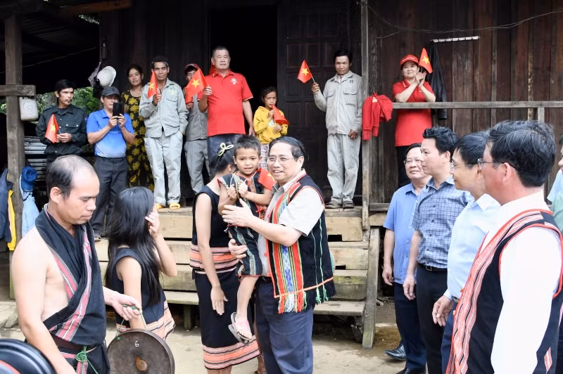 Thủ tướng Phạm Minh Chính với bà con nhân dân xã Ngọk Lây, huyện Tu Mơ Rông ở nhà cộng đồng trồng sâm Ngọc Linh.