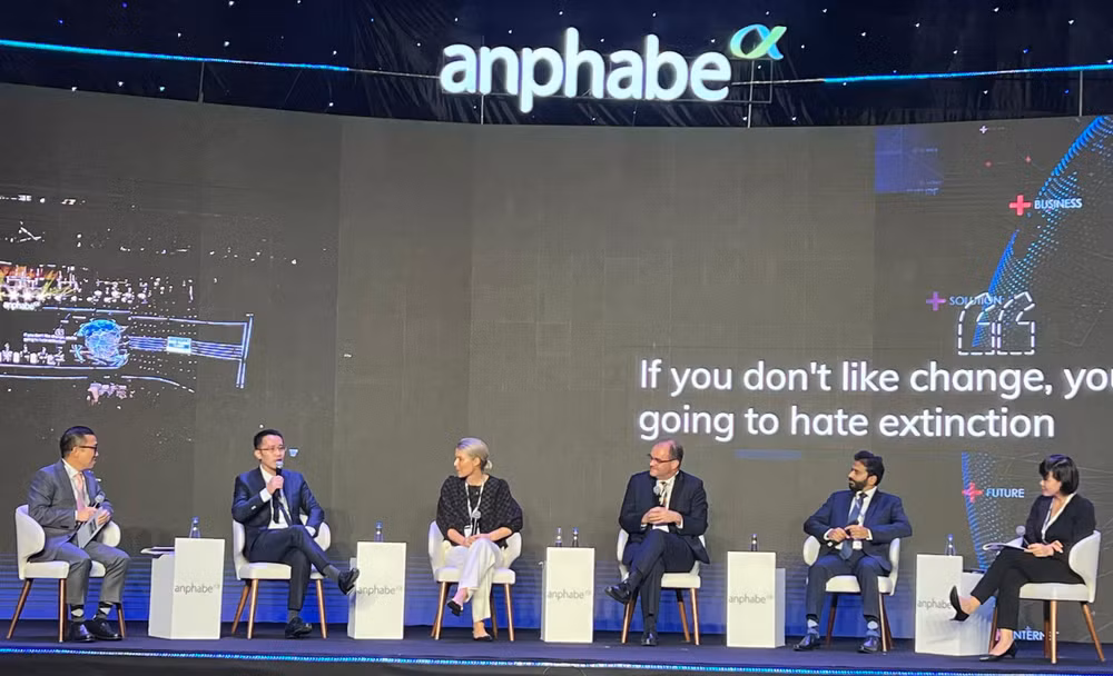 Các diễn giả trao đổi, thảo luận tại hội nghị. 