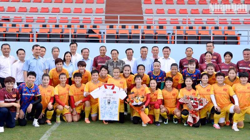 Thủ tướng Phạm Minh Chính chụp ảnh lưu niệm với toàn thể Đội tuyển bóng đá nữ Việt Nam. 