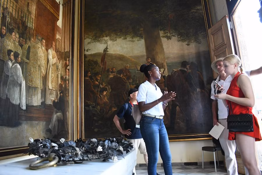 Du khách đến thăm một ngôi đền ở trung tâm lịch sử của thành phố Havana, Cuba, ngày 4/5/2023. (Ảnh: Tân Hoa Xã)