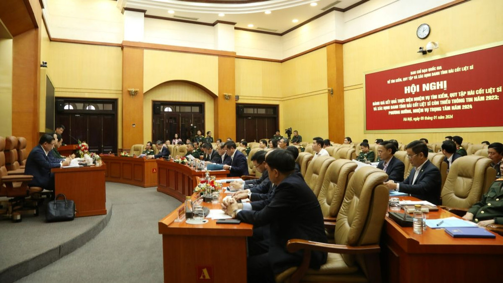 Đại diện các Bộ, Ban, ngành Trung ương và tham dự và tham luận tại hội nghị về các giải pháp thực hiện nhiệm vụ tìm kiếm, quy tập, xác định danh tính hài cốt liệt sĩ còn thiếu thông tin trong thời gian tới. (Ảnh: NGUYỄN BẰNG)