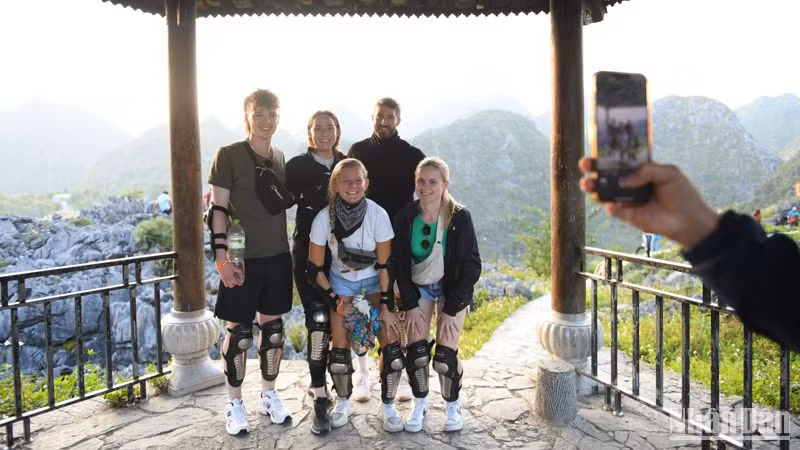 Khách nước ngoài hào hứng với cảnh đẹp ở Hà Giang (Ảnh: THÀNH ĐẠT)