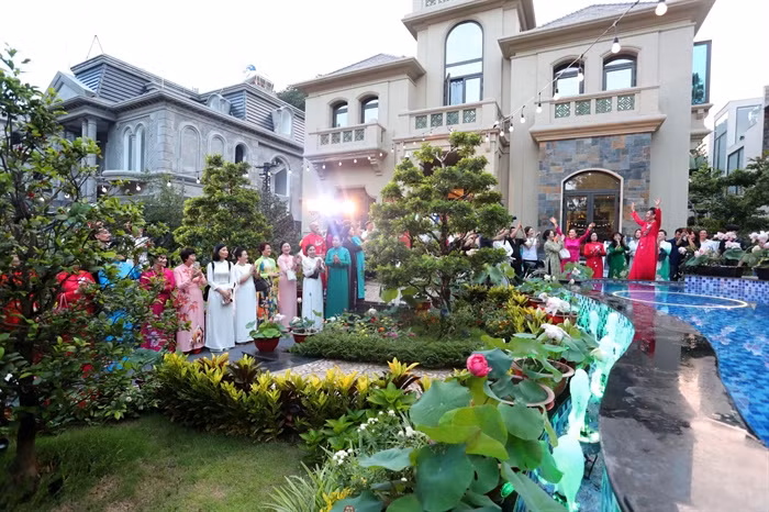 Vẻ đẹp của những tà áo dài thêm tha thướt trong không gian sen tinh khôi.