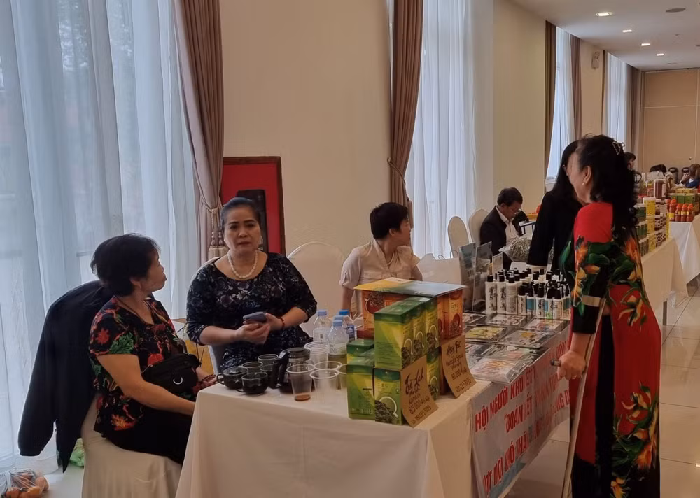 Một số sản phẩm của người khuyết tật được giới thiệu trong một chương trình xúc tiến thương mại.