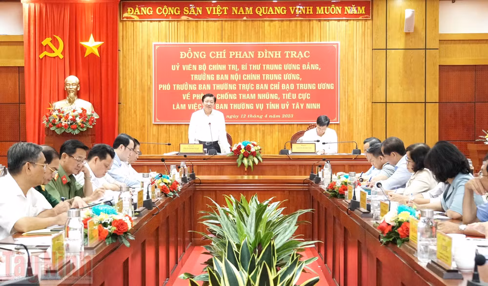 Đồng chí Phan Đình Trạc, Ủy viên Bộ Chính trị, Bí thư Trung ương Đảng, Trưởng Ban Nội chính Trung ương, Phó trưởng Ban chỉ đạo Trung ương về phòng, chống tham nhũng, tiêu cực kết luận buổi làm việc.