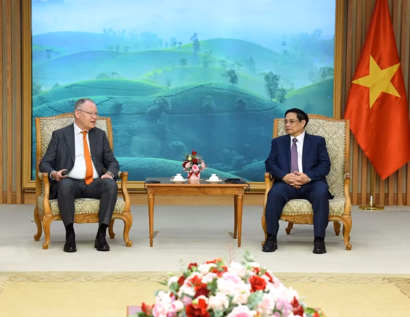 Thủ tướng Phạm Minh Chính tiếp ông Stephan Weil, Thủ hiến bang Hạ Saxony. (Ảnh: TRẦN HẢI)