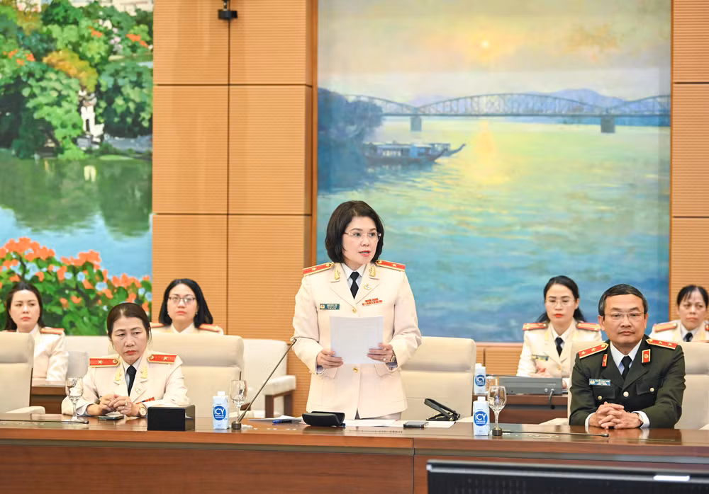 Thiếu tướng Ngô Hoài Thu, Trưởng Ban Phụ nữ Bộ Công an báo cáo tại buổi gặp mặt.