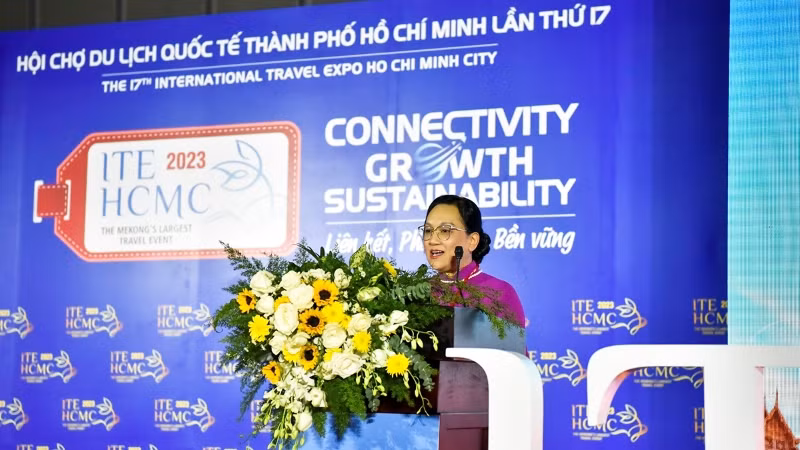 Bà Nguyễn Huyền Anh, Phó Giám đốc phụ trách Sở Du lịch Quảng Ninh phát biểu khai mạc chương trình. (Ảnh: Ban tổ chức) 