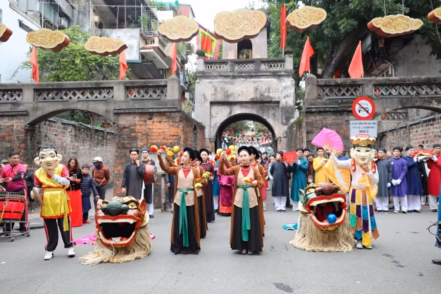 Đoàn rước lễ qua Ô Quan Chưởng.