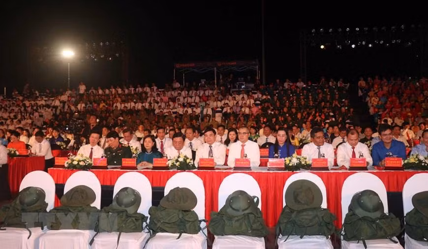 Đồng chí Võ Văn Thưởng, Ủy viên Bộ Chính trị, Thường trực Ban Bí thư dự Cầu truyền hình trực tiếp "Khúc tráng ca hòa bình" tại tỉnh Bình Định. (Ảnh: TTXVN)
