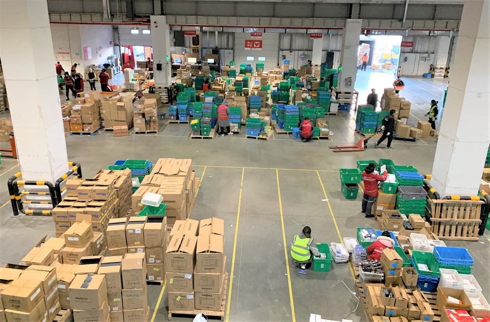 Kho logistics bán tự động của hãng thương mại điện tử hàng đầu Trung Quốc JD. (Ảnh: HỮU HƯNG)