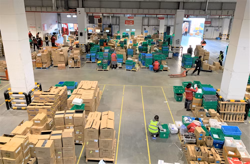 Kho logistics bán tự động của hãng thương mại điện tử hàng đầu Trung Quốc JD. (Ảnh: HỮU HƯNG)