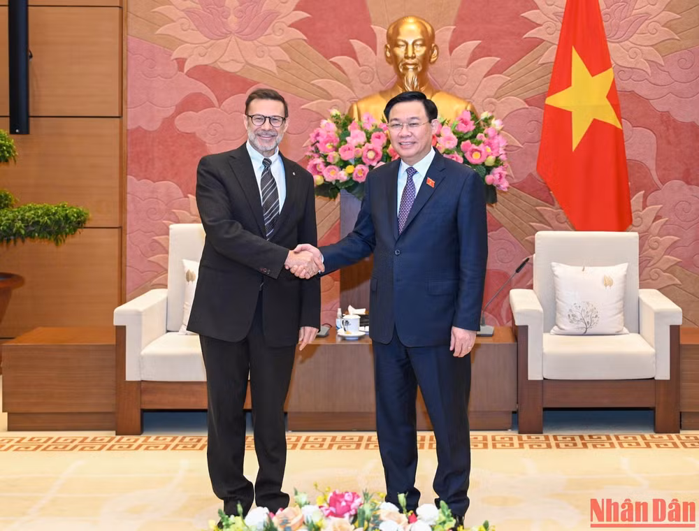 Chủ tịch Quốc hội Vương Đình Huệ và Đại sứ đặc mệnh toàn quyền Australia tại Việt Nam Andrew Goledzinowski tại buổi tiếp. (Ảnh: Duy Linh) 